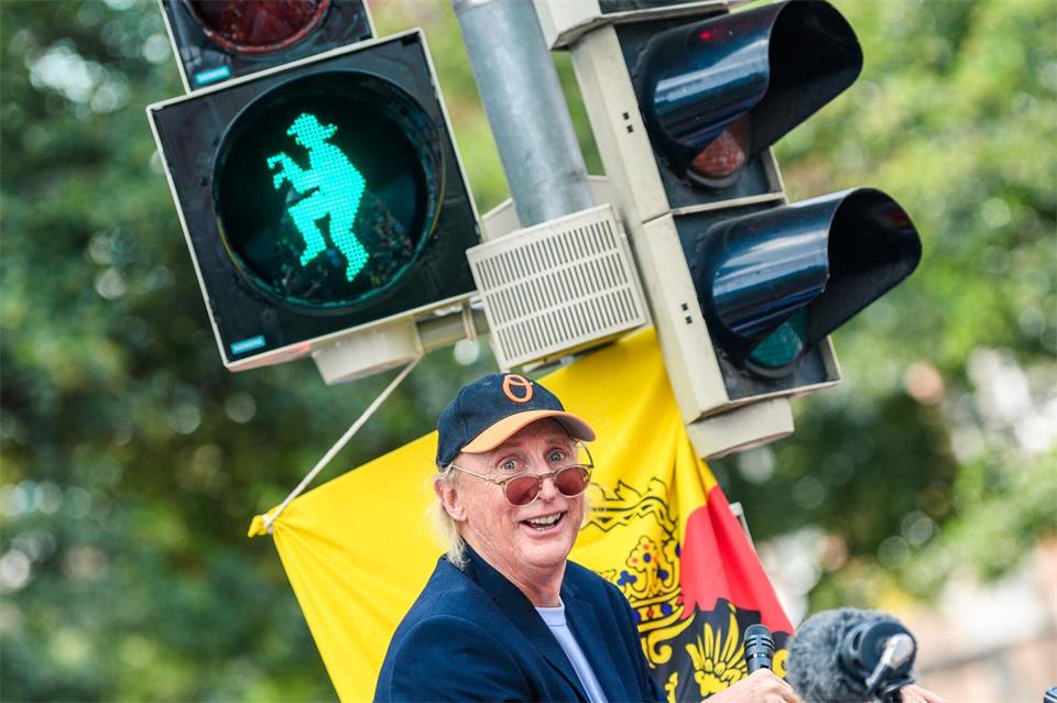 An Ampeln in Emden ist der hüpfende Komiker Otto mit wehenden Haaren zu sehen. (Archivbild)Mohssen Assanimoghaddam/dpa