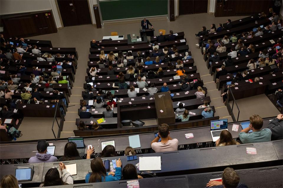 An Bayerns Hochschulen geht das Wintersemester los. (Archivbild)Peter Kneffel/dpa