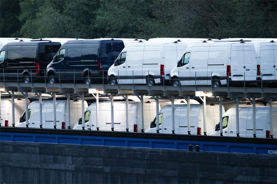 An Bord des Frachtschiffs sind jede Menge Mercedes-Sprinter.Christoph Reichwein/dpa