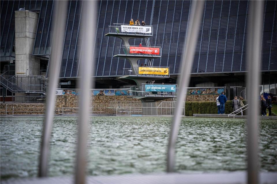 An Bremer Sportstätten wie dem Stadionbad hängen Plakate einer Kampagne gegen sexualisierte Gewalt.Sina Schuldt/dpa