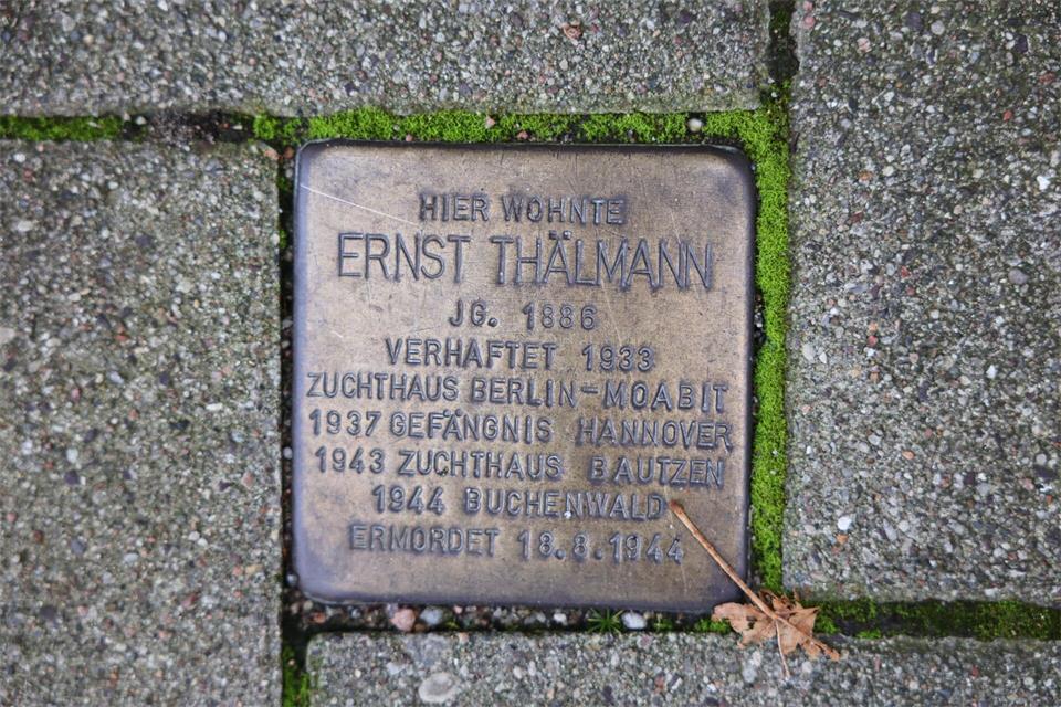 An Ernst Thälmann erinnern in Hamburg zwei Stolpersteine, von denen einer vor seinem ehemaligen Wohnhaus in Eppendorf zu sehen ist.Christian Charisius/dpa