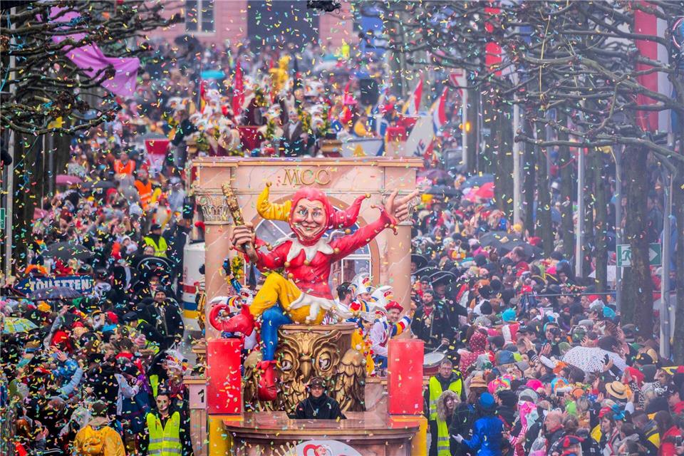 An Fastnacht wird ausgelassen gefeiert - auch ohne Alkohol. (Archivbild)picture alliance/dpa