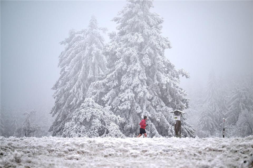 An Heiligabend soll der Himmel anfangs noch stark bewölkt sein, im Tagesverlauf sollen die Wolken dann aber auflockern. Bernd Thissen/dpa