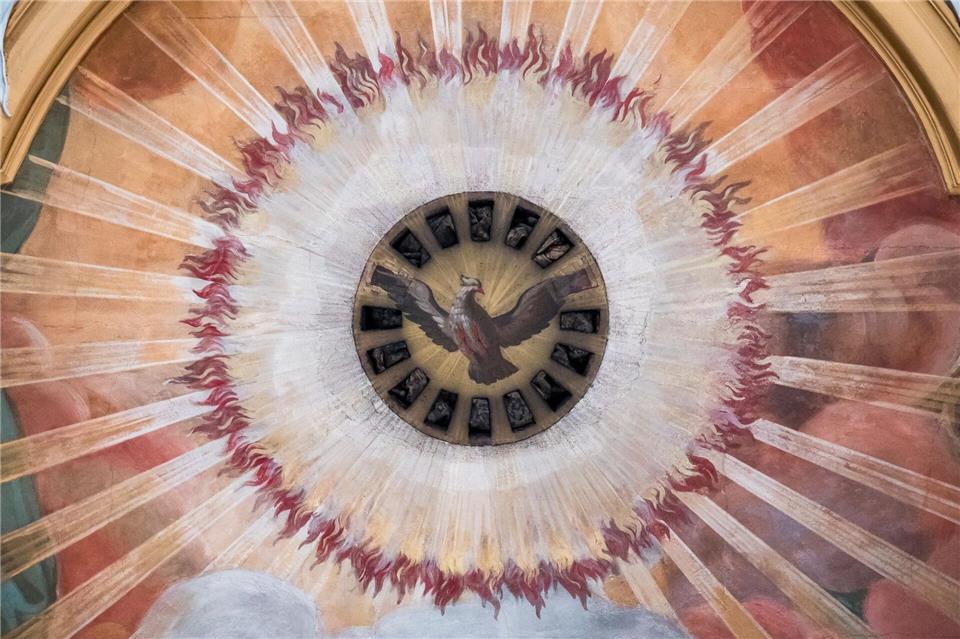 An Pfingsten feiern Christen, dass laut biblischer Überlieferung der Heilige Geist zu den Jüngern kam. Der Geist wird oft als Taube dargestellt. (Symbolbild)Daniel Vogl/dpa