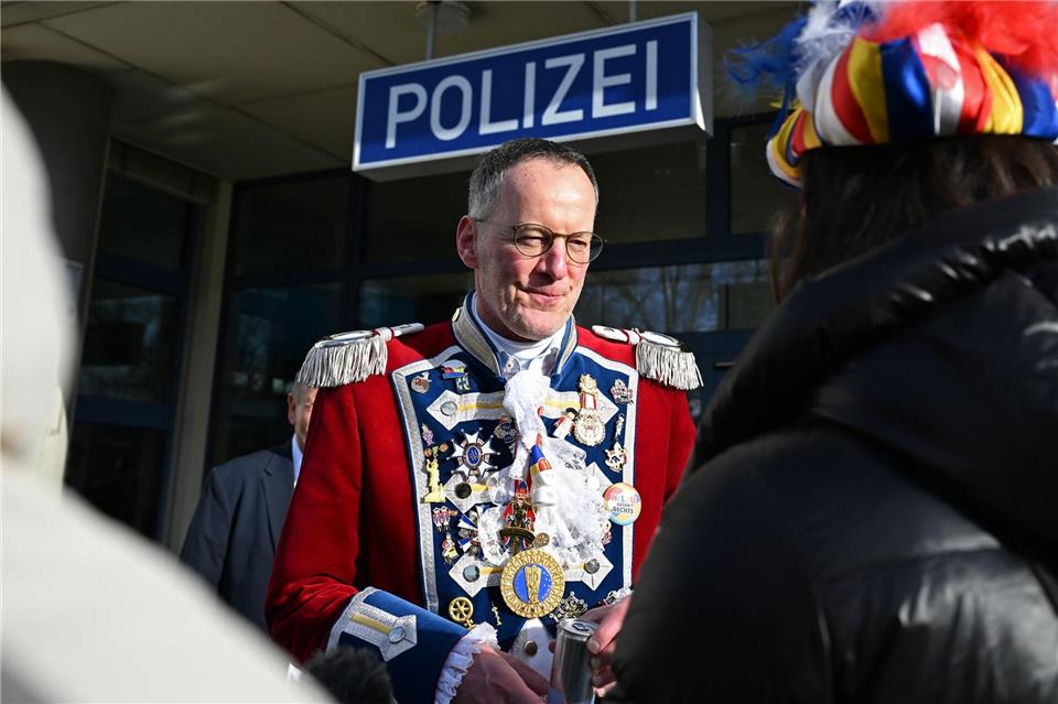 An Rosenmontag besucht der Innenminister traditionell in Gardeuniform das Mainzer Polizeipräsidium. (Archivbild)Michael Brandt/dpa