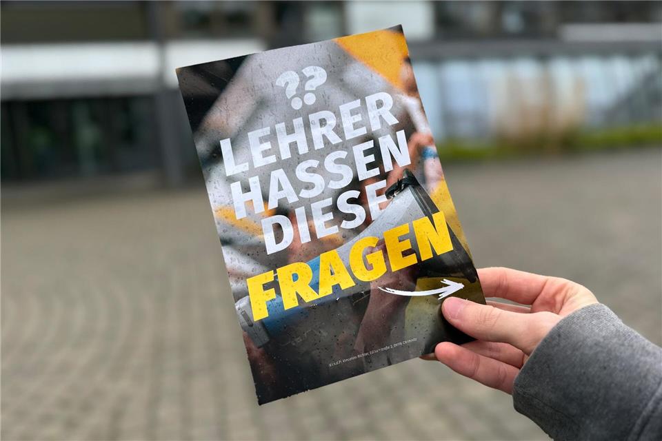 An Schulen tauchen Flugblätter von Rechtsextremen auf. Nico Pointer/dpa