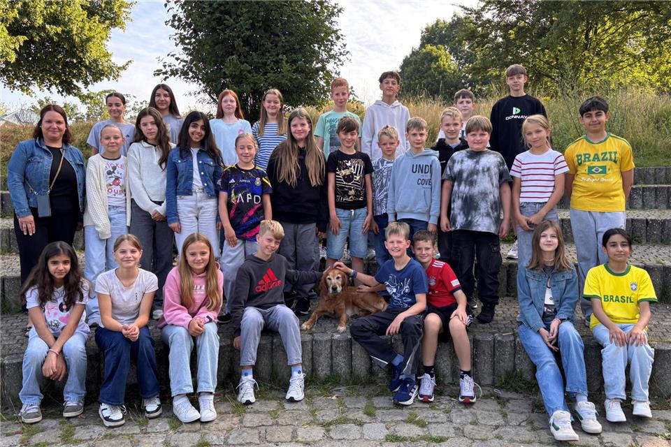 An Schulhündin Jodoca hatten alle Kinder und Jugendlichen an der JNG ihre Freude. Die Hündin von Britta Frenk (links) geht nun in den Ruhestand.