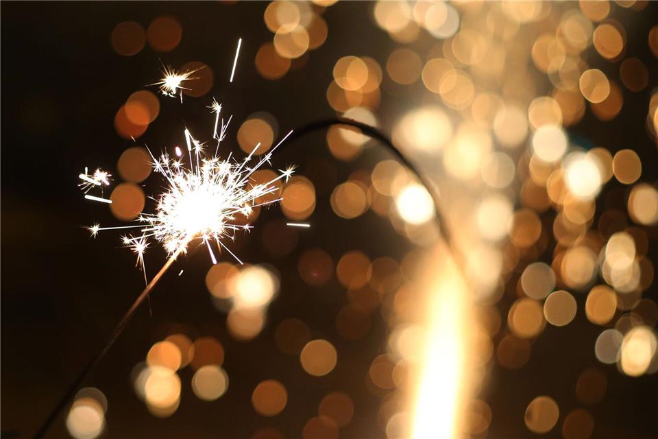 An Silvester schön, im Treppenhaus eine Gefahr: In einem Hochhaus wurden Grillanzünder und Wunderkerzen verteilt und sorgten für einen Feuerwehreinsatz. (Symbolbild)Karl-Josef Hildenbrand/dpa