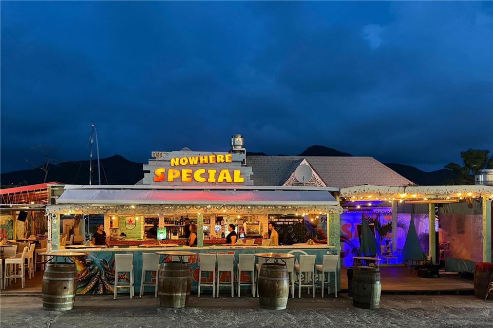 An Simpson Bay und Mullet Bay gibt es Restaurants, in denen Besucher mit den Füßen im Sand karibische Fusion-Küche genießen können.Ralf Johnen/dpa-tmn
