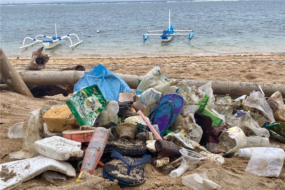 An Stränden sammelt sich Müll, auch verursacht vom Massentourismus. (Archivbild)Carola Frentzen/dpa