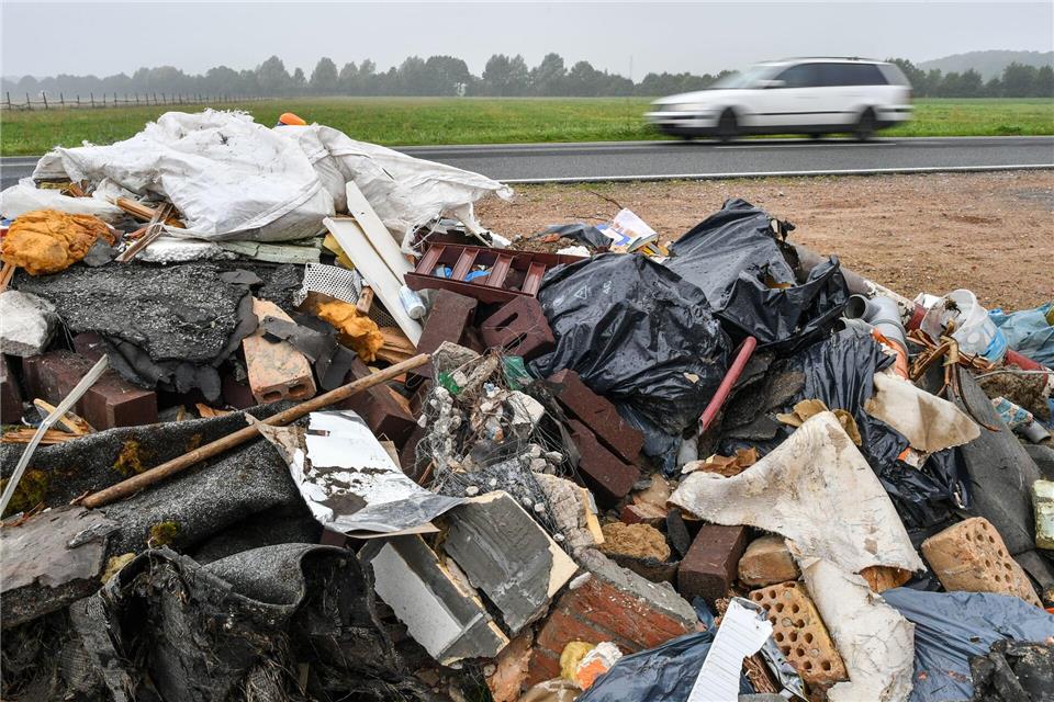 An Thüringens Landesstraßen ist mehr Müll illegal entsorgt worden (Symbolbild)Patrick Pleul/dpa-Zentralbild/dpa