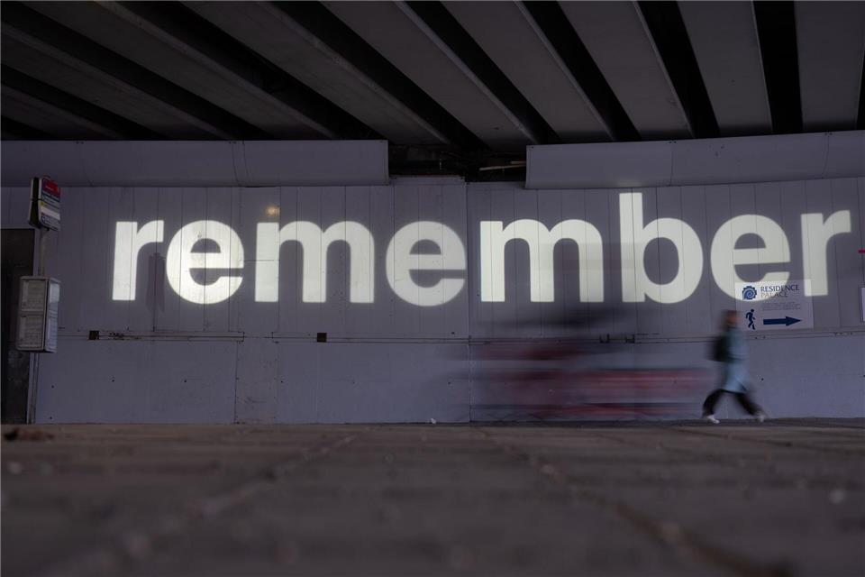 An Unterführung an der Metrostation Maalbeek, an der am 22. März 2016 einer der Terroranschlag stattfand, wird derzeit das englische Wort „remember“ die Wand projiziert und damit zum Erinnern angeregt.Markus Lenhardt/dpa