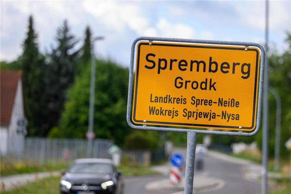 An Verkehrsschildern und auch auf Hinweisschildern auf dem Gelände des Heimatfestes in Spremberg wurden laut Stadt hunderte Aufkleber hinterlassen. (Symbolbild)Patrick Pleul/dpa