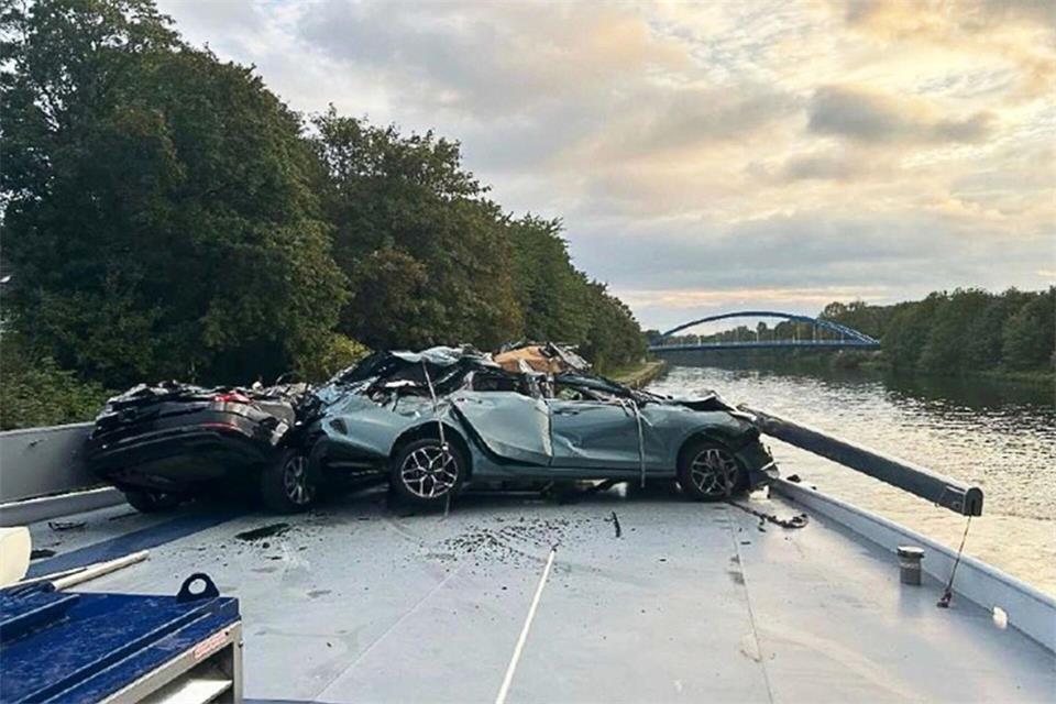 An beiden kollidierten Autos entstand ein Totalschaden. (Symbolbild)-/Polizei Duisburg/dpa
