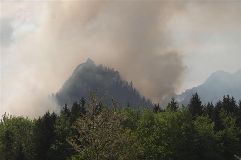 An dem 1.270 Meter hohen Berg bei Ruhpolding lodern seit Sonntagabend die Flammen. (Archivbild)Gabriel Neumayr/dpa