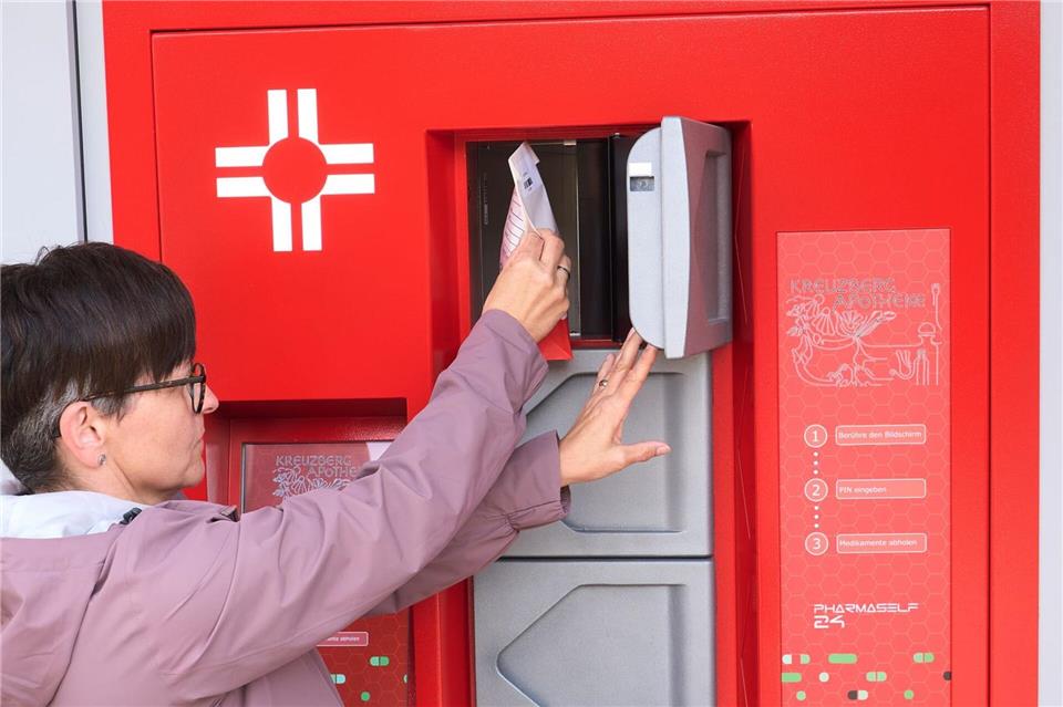 An dem Automaten können die Kundinnen und Kunden auch nach Ladenschluss ihre Medikamente abholen.Thomas Frey/dpa