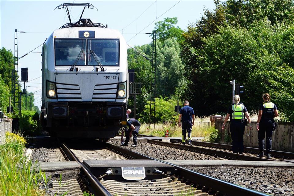 An dem Bahnübergang kamen seit Juni 2025 drei Menschen ums Leben. (Archivbild)Michael Pollert/dpa