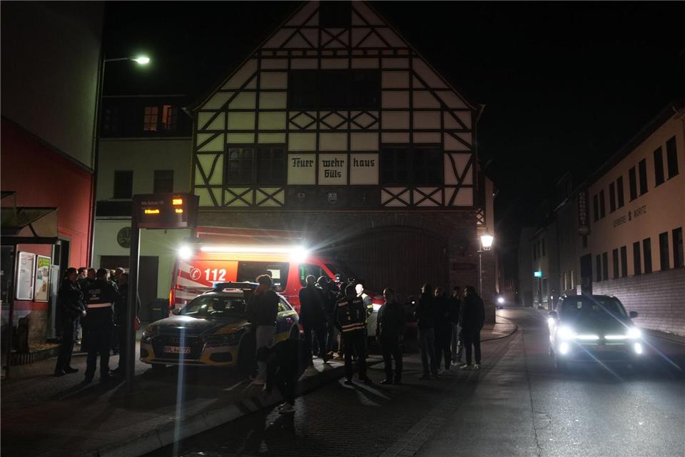 An dem Dach des Gebäudes in Koblenz entstand ein fußballgroßes Loch.Thomas Frey/dpa