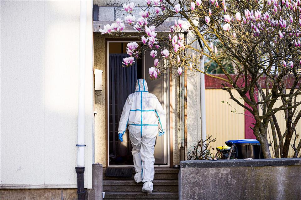An dem Einfamilienhaus in Barsinghausen läuft die Spurensicherung.Moritz Frankenberg/dpa