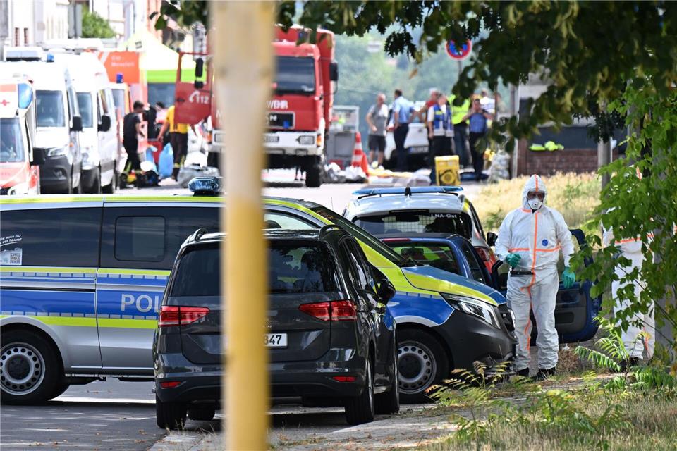 An dem Einsatz waren unter anderem Polizei, Feuerwehr und für Strahlenschutz zuständige Behörden beteiligt. Harald Tittel/dpa