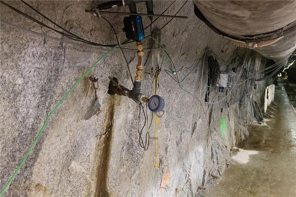 An dem Felslabor wurden Hunderte Sensoren angebracht.-/BedrettoLab/ETH Zürich/dpa