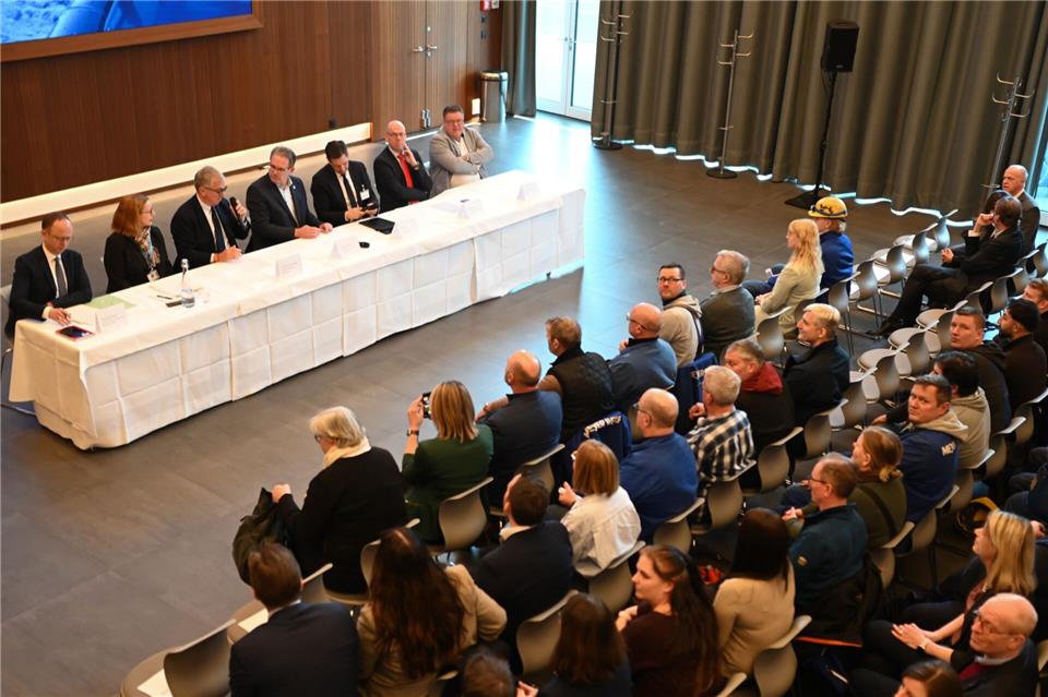 An dem Gespräch nahmen rund 100 Beschäftigte teil. Lars Penning/dpa