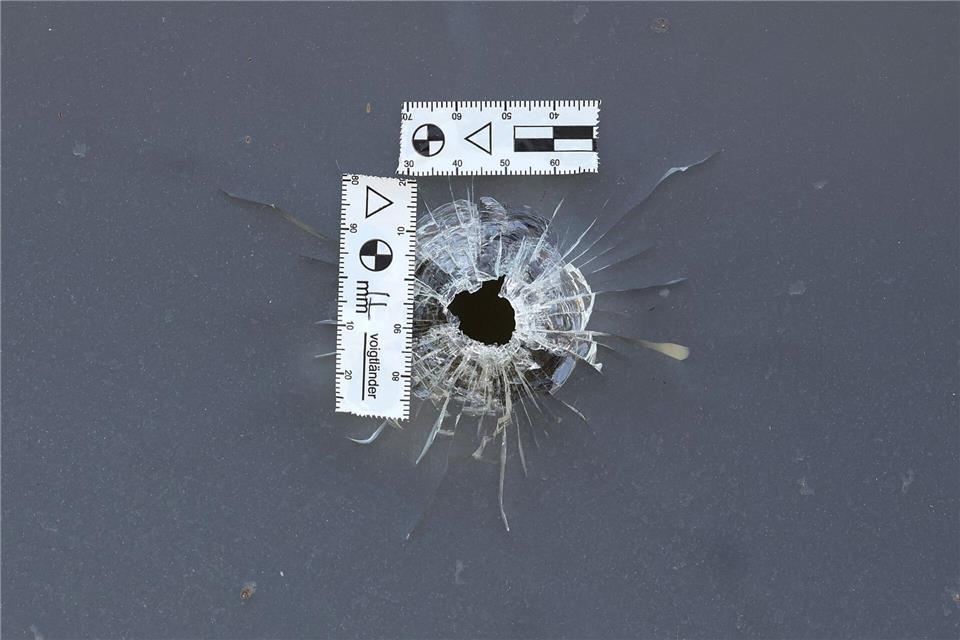 An dem Haus waren mehrere Einschusslöcher zu sehen.Karl-Josef Hildenbrand/dpa