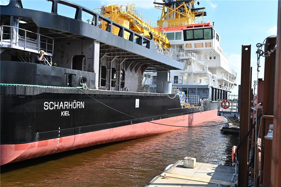 An dem Mehrzweckschiff „Scharhörn“ wurde unter anderem in Lemwerder bei Bremen gearbeitet. (Archivbild) Lars Penning/dpa