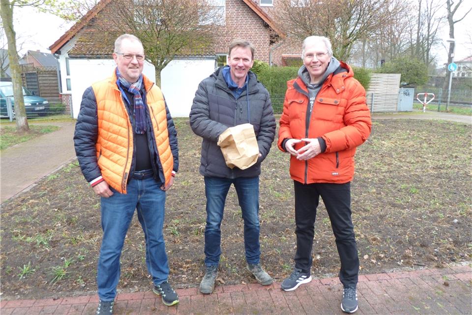 An dem Projekt beteiligen sich auch ehrenamtliche Teams wie der Arbeitskreis Dorfentwicklung Rhade in dem Dorstener Stadtteil. Reinhard Meisner, Bernfried Terhardt und Johannes Loick (v.l.) haben dort auf einer Fläche am Bahnhof Wildblumensamen eingepflanzt. 