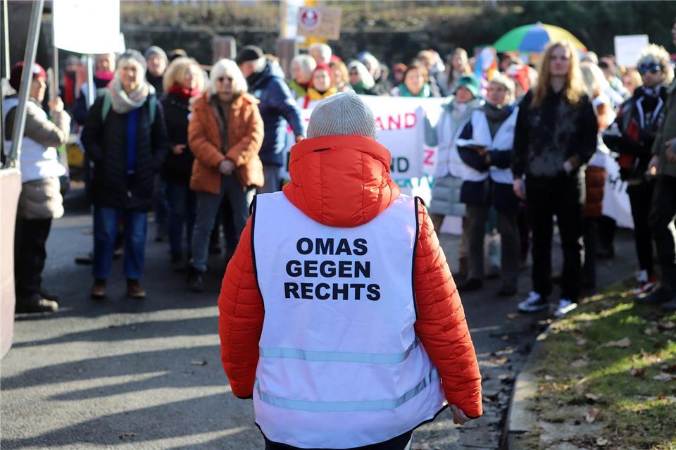 An dem Protest beteiligten auch die „Omas gegen Rechts“.Stefan Rampfel/dpa