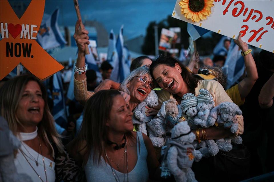 An dem Schicksal der während des Hamas-Massakers in den Gazastreifen verschleppten Geiseln hat ganz Israel emotional tief Anteil genommen.Emilio Morenatti/AP/dpa