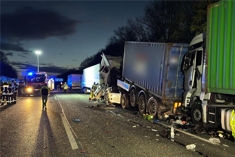 An dem Unfall bei Oberhausen waren drei Lkw beteiligt. Justin Brosch/dpa