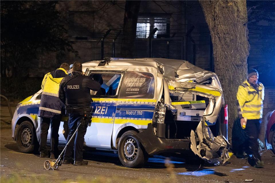 An dem Unfall war ein Streifenwagen der Polizei beteiligt.Boris Roessler/dpa
