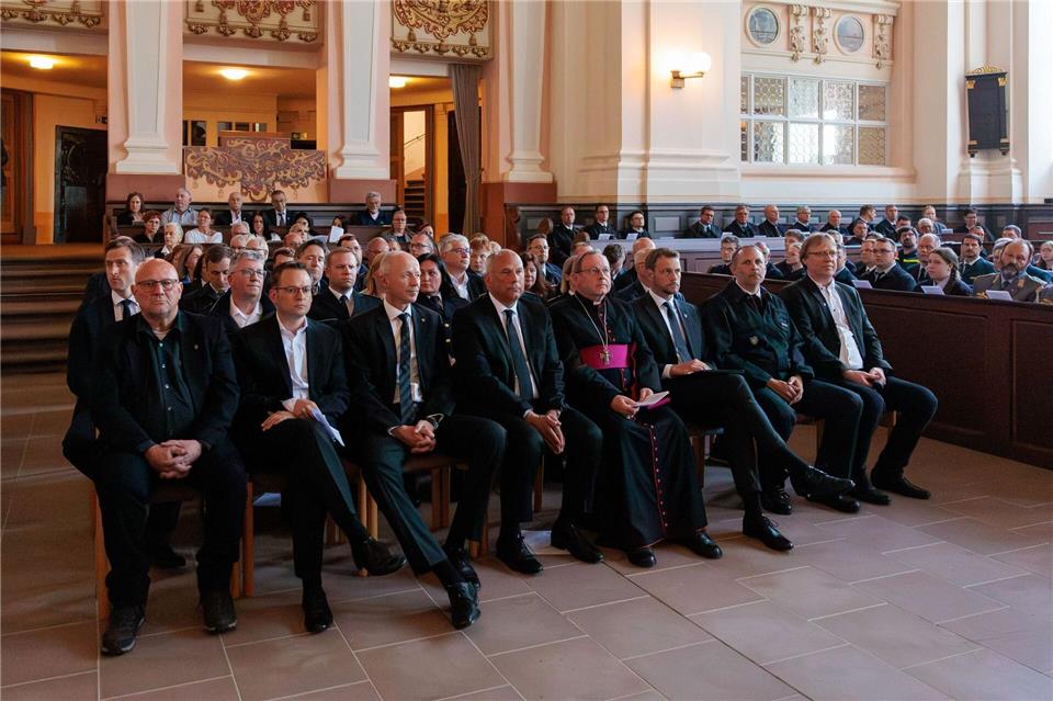 An dem ökumenischen Gedenkgottesdienst für Pawlos nahmen auch zahlreiche Einsatzkräfte und Helferinnen und Helfer sowie Weilburger Bürgerinnen und Bürger teil, die sich an der Suche nach dem Sechsjährigen beteiligt hatten. Jörg Halisch/dpa