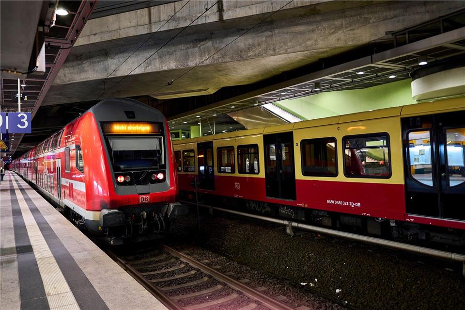 An den Bahnsteigen ging es in Berlin am frühen Morgen ruhig zu.Michael Ukas/dpa