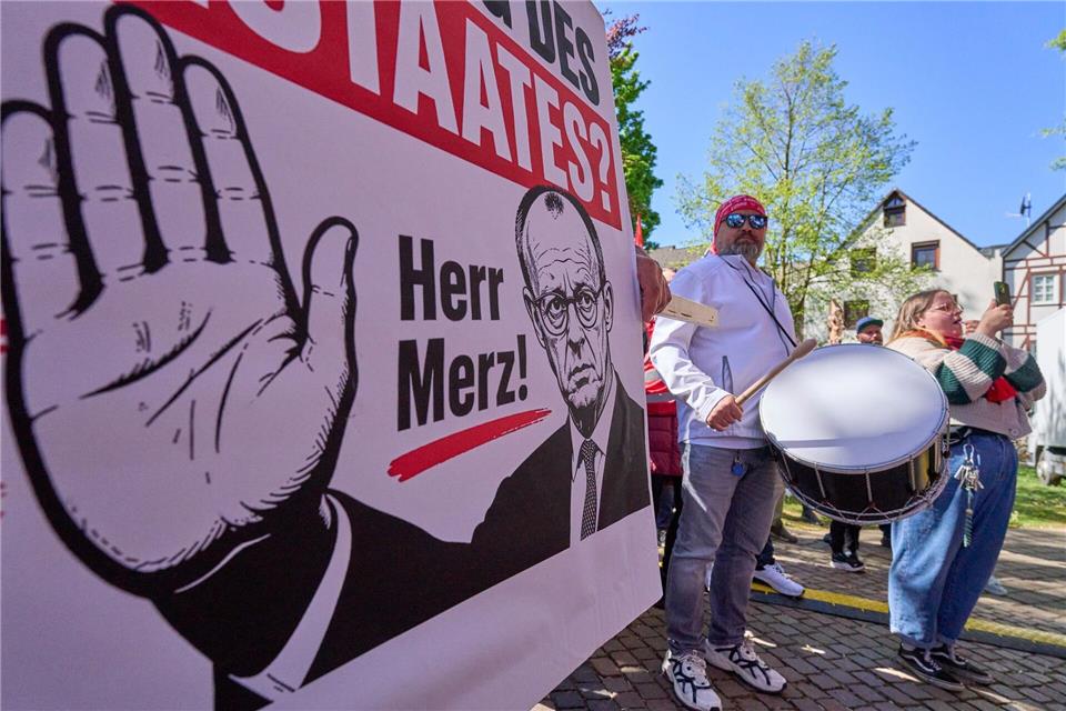 An den Bundeskanzler richtet sich dieses Plakat mit der Aufschrift „Abschaffung des Sozialstaates? Nein, danke Herr Merz!“ bei der hessischen Hauptkundgebung am Tag der Arbeit in Herborn.Sascha Ditscher/dpa
