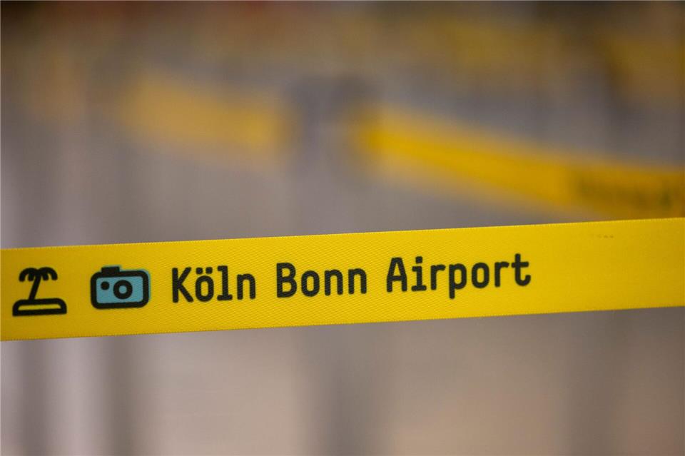 An den Check-In-Schaltern im Flughafen Köln/Bonn mussten die Passagiere länger warten als gewöhnlich. Der Grund: Eine kaputte Gepäcksortieranlage. (Archivbild)Thomas Banneyer/dpa