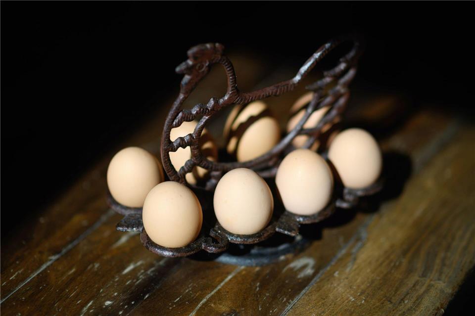 An den Eierpreisen dürfte sich die meisten Verbraucher so schnell nichts ändern. (Archivbild)Robert Michael/dpa