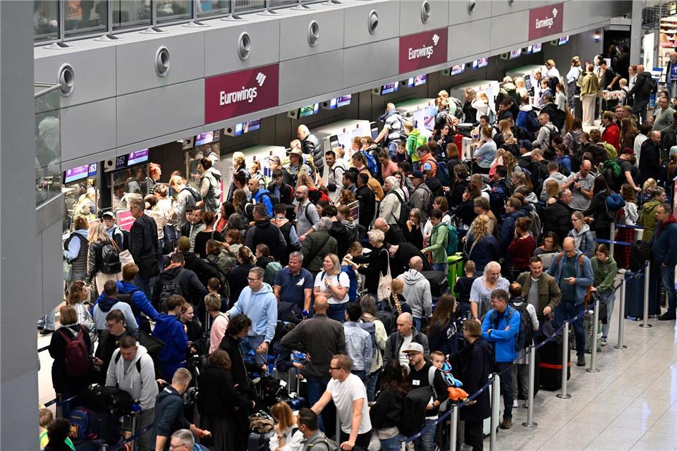 An den Flughäfen wie hier in Düsseldorf sollten Reisende beim Check-in etwas mehr Zeit einplanen. (Archivbild)Roberto Pfeil/dpa