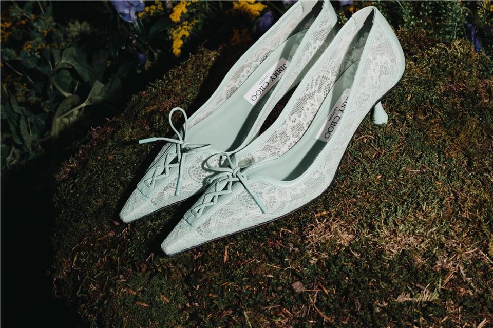 An den Füßen wird es auffällig - mit Hilfe von Mesh und schicken Details. Hier zu sehen bei den Sling Pumps von Jimmy Choo (Sling Pumps ca. 950 Euro).Lucas Possiede/Jimmy Choo/dpa-tmn