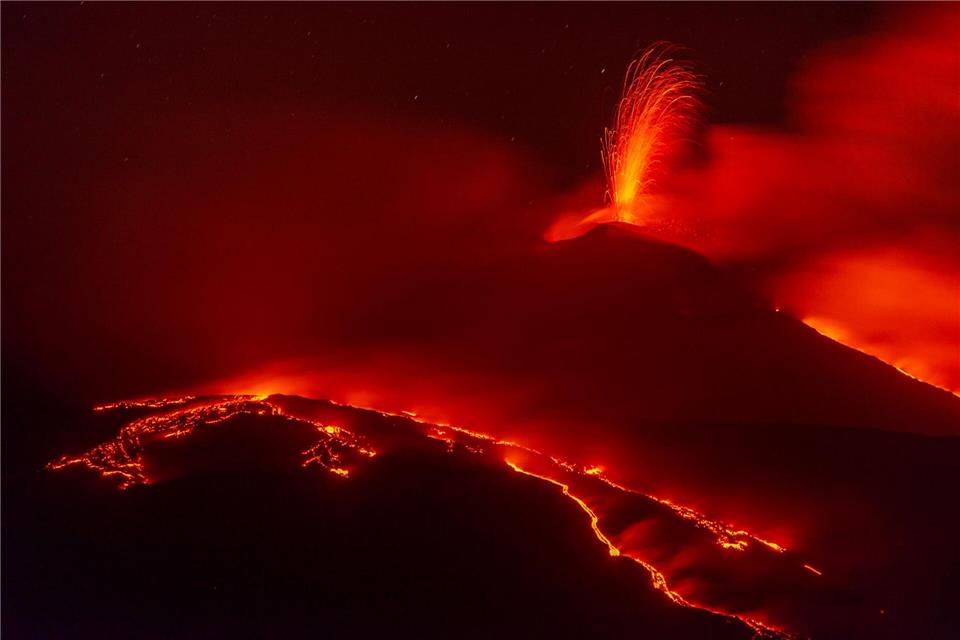 An den Hängen des Vulkans Ätna auf Sizilien fließen Lavaströme.Salvatore Allegra/AP/dpa