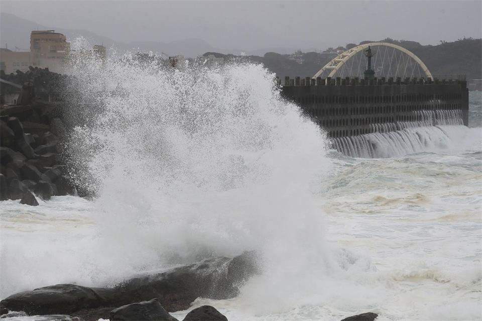 An den Küsten in Taiwan und China wurden hohe Wellen wegen des Taifung gemessen. Chiang Ying-ying/AP/dpa
