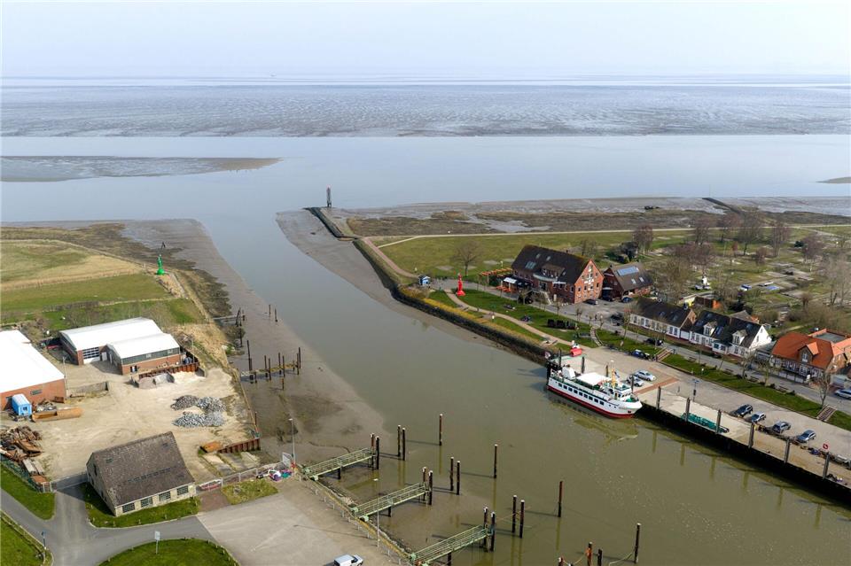 An den Kutterhafen von Fedderwardersiel soll der Leuchtturm „Roter Sand“ umziehen. Sina Schuldt/dpa