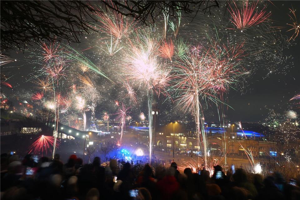 An den Landungsbrücken feierten mehr als Zehntausend Menschen in das neue Jahr 2025 hinein.Marcus Brandt/dpa
