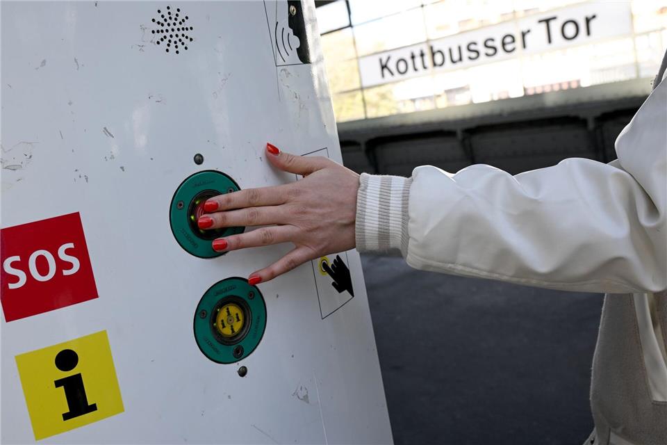 An den Notruf- und Informationssäulen der BVG lässt sich Hilfe rufen. (Archivbild) Britta Pedersen/dpa