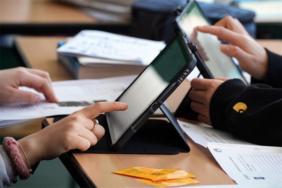 An den Schulen gehören Tablets mittlerweile zur Standard-Ausrüstung im Unterricht. (Symbolbild)Soeren Stache/dpa