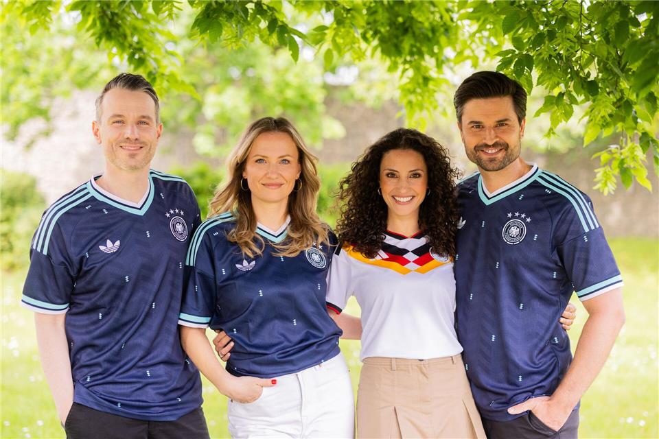 An den Sets der RTL-Serien „Alles was zählt“ und „Unter uns“ ist latentes Fußballfieber ausgebrochen.Rolf Vennenbernd/dpa