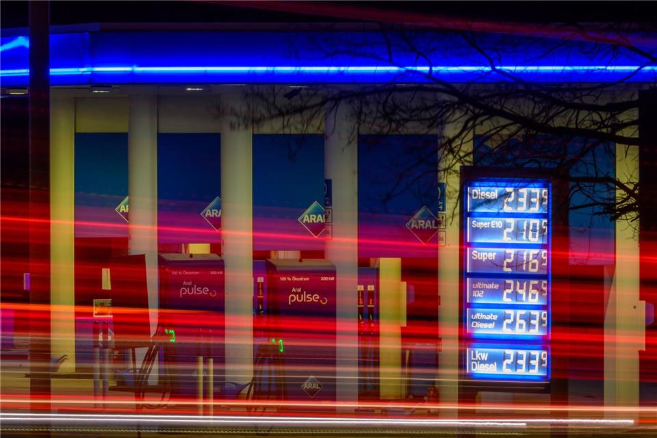 An den Tankstellen sind die Spritpreise über die Marke von zwei Euro gestiegen (Archivbild)Hendrik Schmidt/dpa