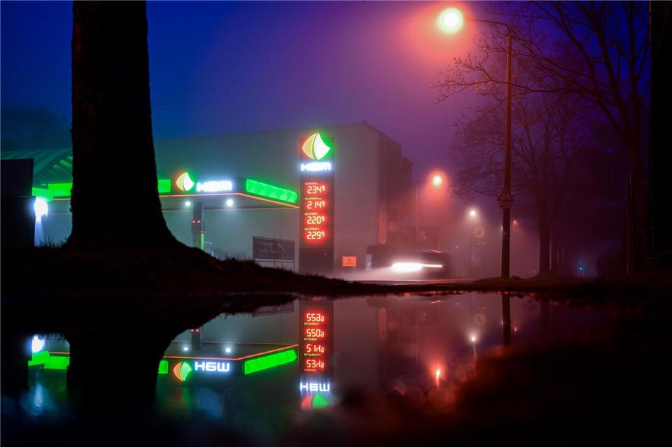 An den Tankstellen steigen die Preise seit Wochen unaufhörlich. (Archivbild)Sebastian Christoph Gollnow/dpa