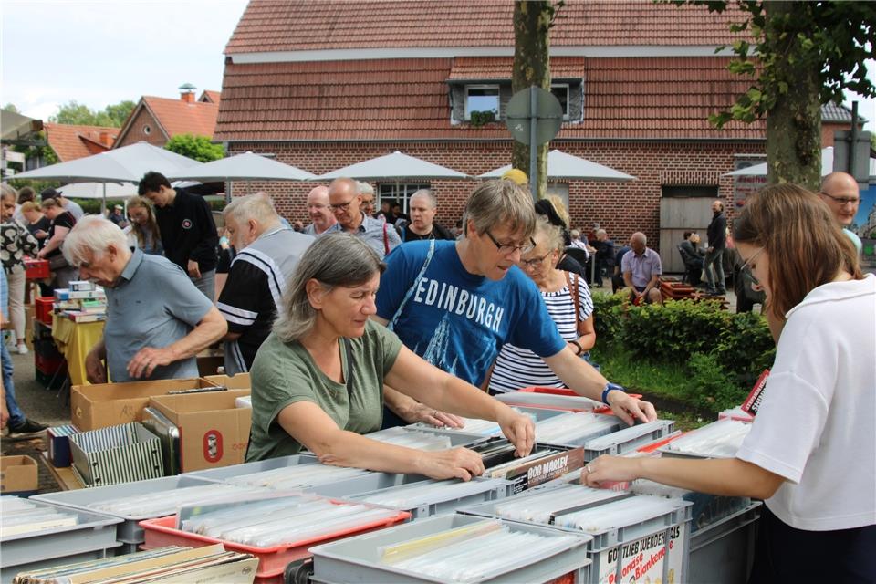 An den Tischen der 70 Aussteller gab es jede Menge zu entdecken.